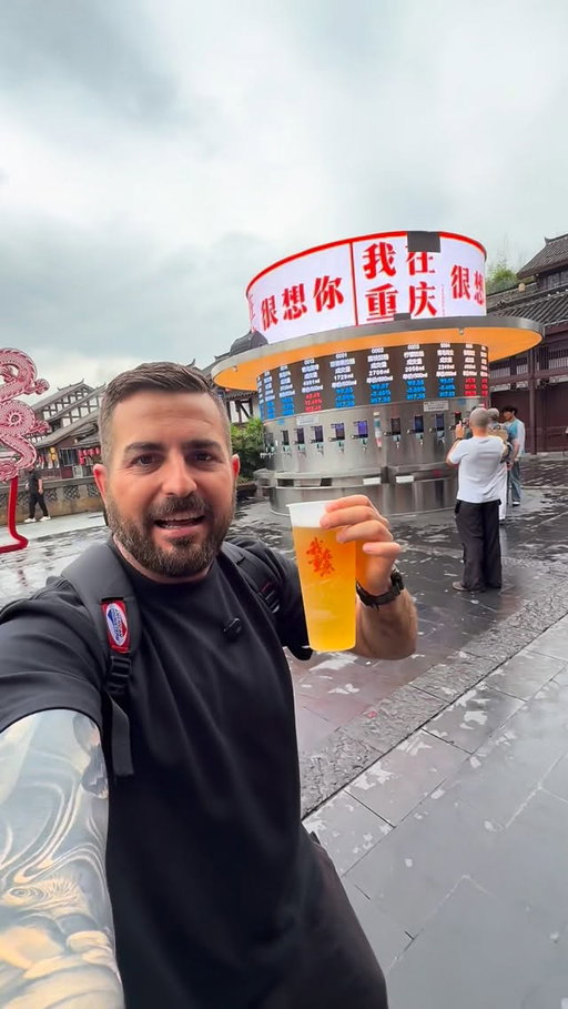 En China tú vas caminando tranquilo por la calle… y de repente te encuentras un surtidor de cerveza como si fuera una máquina de agua 😳🍺

No sé qué es más loco: la tecnología, las cosas que inventan o que literalmente viven en el futuro.

Definitivamente, los chinos están en otro nivel.

#china #chongqing #china🇨🇳