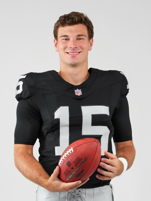 Fernando Mendoza looks too clean in his @raiders uniform 😮‍💨
#RookiePremiere

📸:@ben_liebenberg/NFL