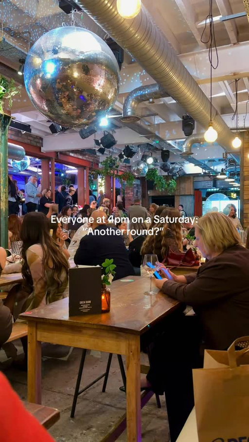 Content girls don’t clock off.. we relocate (to the bar) 🤷🏼‍♀️

#ugccreator #contentcreator #socialmedia #smm