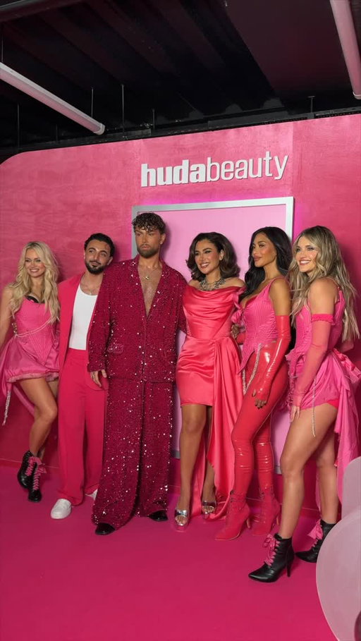 There’s literally NO way this happened…. I’m still shocked tbh… THE PUSSYCAT DOLLS????? Thank you so much @hudabeauty for this insane opportunity!!!! 

@huda @pussycatdolls 

#makeup #thepussycatdolls #hudabeauty #celebrity #makeupartist