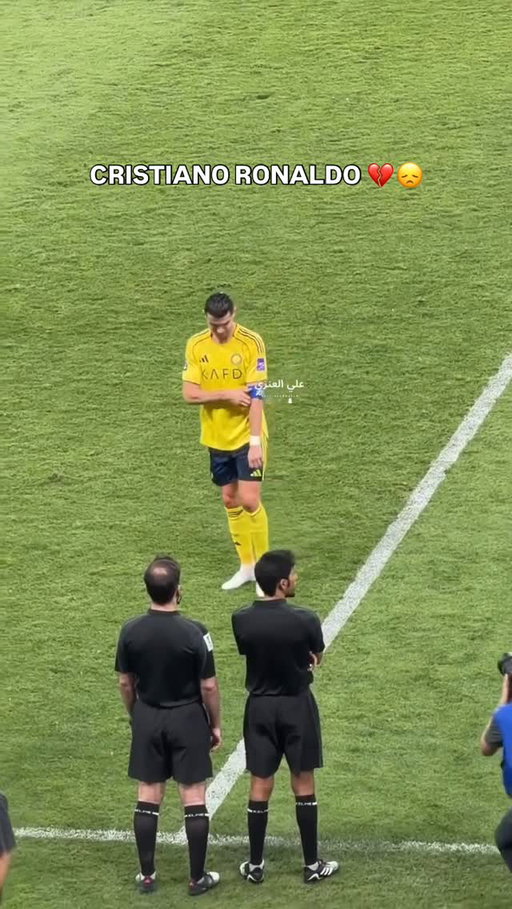 Cristiano Ronaldo, 𝒉𝒆𝒂𝒓𝒕𝒃𝒓𝒐𝒌𝒆𝒏 again ❤️‍🩹😞

Al Nassr lost the Asian Champions League 2 final after last minute drama against Al Nassr on Tuesday… and need a win on next game to win the title 😶‍🌫️

🎥 @ali_alabdallh1