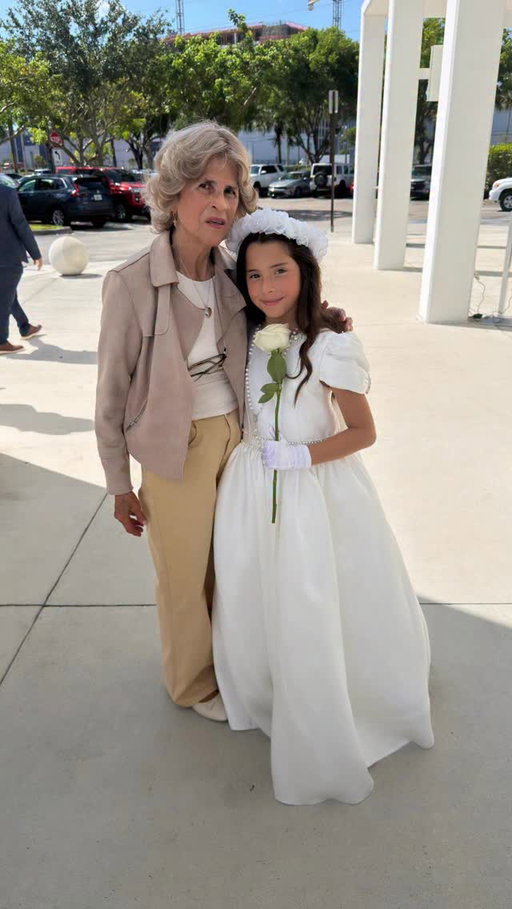 Mi mamá también hizo la primera comunión otra vez 😍 ! Ella todos los domingos iba con Gail durante dos años a escuchar los seminarios y actividades 😍😇
