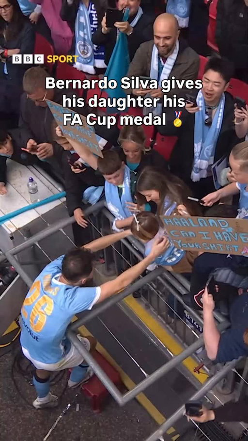 A special family moment ❤️ Bernardo Silva puts his FA Cup medal around his daughter’s neck 🥰