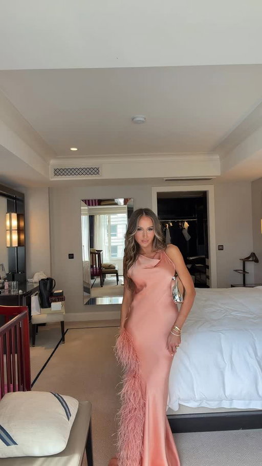 it’s all coming back to me now 💕 

#chicagowedding #bridesmaid #weddingguestdress #lapointe #weddingmakeup 

@cade.cosmetics @lapointe