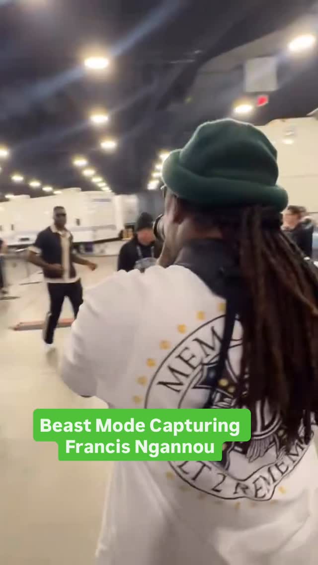 NFL legend and photographer Marshawn Lynch getting shots of Francis Ngannou as he arrived for his match against Philipe Lins for the Ronda Rousey vs. Gina Carano Fight Card. 📷
[via @netflixsports]