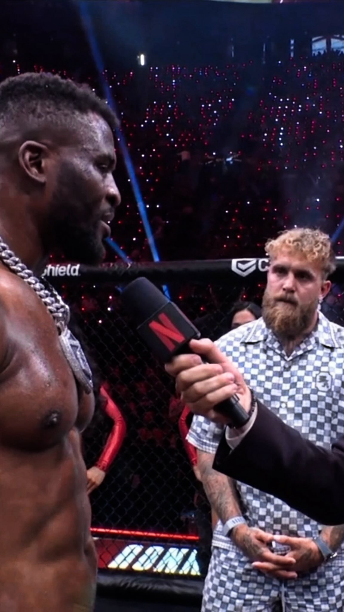 Francis Ngannou over here roasting Jake Paul to his face in the cage after his KO win 😂

( via @netflixsports )