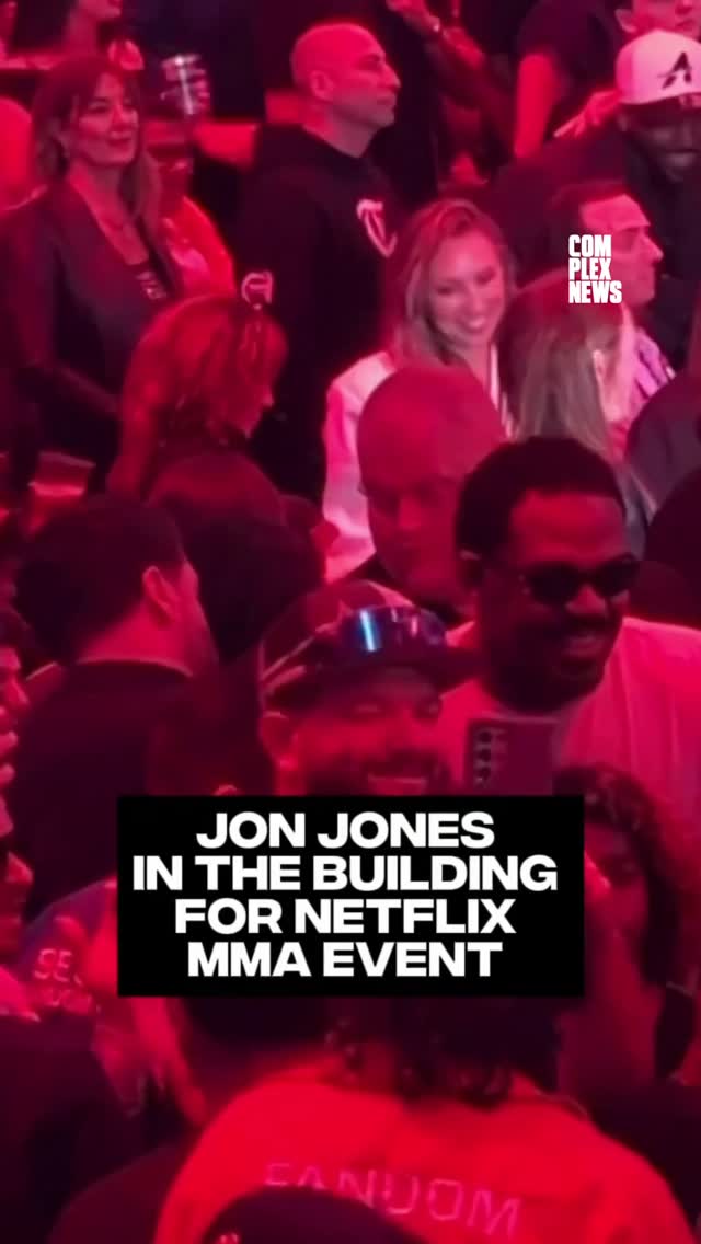Jon jones in the building fans showing the legend some love 💪🏽