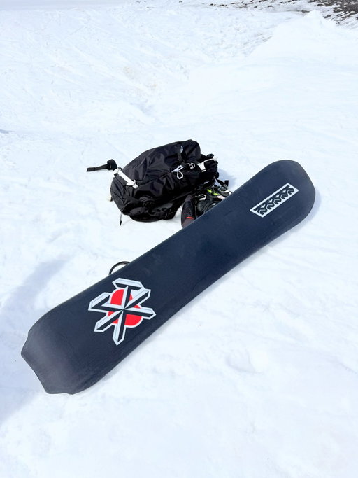 The most meaningful board I’ll ever ride. @k2.snowboarding ❤️❤️❤️ thank you so so much. Thank you @maark_himself_22 🥹 and @jstone18 for making this happen. For jeff,  who can’t be here, who’d want us to still try our best to find some joy in the mountains. We’re trying our damn hardest. 💔 we go up there to see signs, to feel close to his spirit. It’s all healing and powerful and sad and hard but somehow it feels right when we get to celebrate him with this community. We miss you jeff. Khybers on skis but we’ll get him standing sideways soon.

Also @tylerquarles ❤️ best tribute logo thank you . 🙏🏼 @begforforgiveness who  scrapped that jk logo from the skids one 🥲🙏🏼❤️