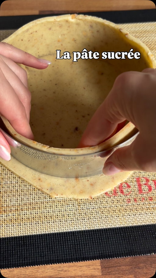 Pâte sucrée 🥧

Recette de Pierre Hermé

Ingrédients pour 2 pâtes sucrées de 20 cm

* 140 g de beurre
* 2 g de sel
* 75 g de sucre glace
* 25 g de poudre d’amande
* 1 œuf
* 250 g de farine
* Vanille ou zestes de citron (optionnel)

Crémer beurre + sucre glace 
Ajouter l’œuf battu puis La poudre d’amande, pour terminer la farine et le sel. 

L’abaisser entre deux feuilles de papier sulfurisé sur 2 a 3 mm d’épaisseur et laisser reposer au frigo minimum 2h, au mieux une nuit. Le repos est important pour éviter que la pâte ne se déforme à la cuisson. 

La cuisson : environ 20 min à 170 degrés. 
L’idéal est qu’elle ait la couleur d’un spéculos à la sortie du four, on aura un bon goût de beurre noisette et une pâte croustillante et fondante à la fois. 

Petit tips : 
- Si tu cuis la pâte à blanc dans un cercle à tarte, je te conseille de piquer la pâte, de la mettre au congélateur 1h et de la faire cuire sur un plateau perforé et un tapis silpain (micro perforé) l’air va bien circuler et tu n’auras pas besoin de la lester avec des billes de cuisson. La cuisson sera uniforme et elle ne gonflera pas ! 
 
Enjoy 🫶🏻

#recipe#patesucree#recettefacile#pastrycheflife#foodie
