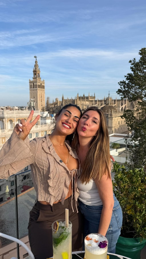 Los rooftops de Sevilla que no te puedes perder 🍸🌇

Si buscas las mejores terrazas de Sevilla para disfrutar del atardecer, unas vistas increíbles y buen ambiente, apunta estos rooftops imprescindibles:

📍 **Ático Sevilla** (Hotel Lobby)
Cócteles, buena música y unas vistas espectaculares a la calle Betis. Perfecto para empezar la noche en Sevilla.

📍 **Hotel Querencia Sevilla**
Una terraza elegante y tranquila con algunas de las mejores vistas panorámicas de Sevilla. Además, cuentan con restaurante y otra terraza en plantas inferiores ideal para cenar.

📍 **Vincci Unuk Rooftop**
Un auténtico placer para los sentidos. Ambiente agradable, vistas a Las Setas y la Giralda, y una propuesta gastronómica que merece mucho la pena.

Nos faltó grabar la cuarta terraza… pero la noche se complicó 😅
¿Adivinas cuál era? 👀

Déjanos tu apuesta en comentarios y si quieres una segunda parte con más rooftops y terrazas secretas de Sevilla. 🍹✨

#sevilla #rooftops #terrazassevilla