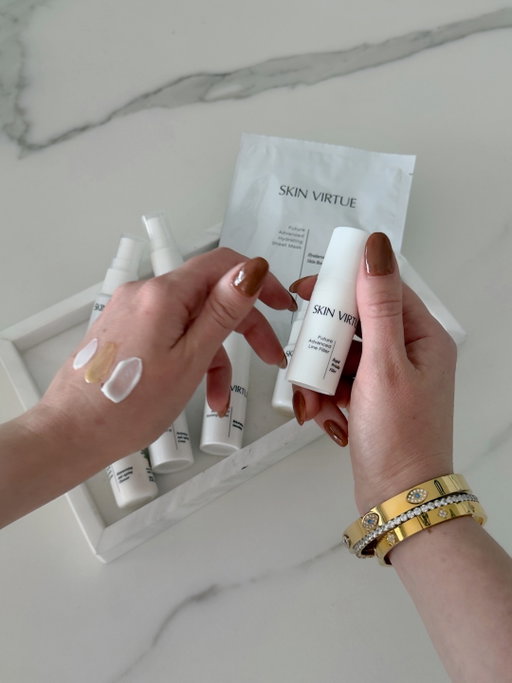 My entire carry-on skincare routine fits in my palm - and it’s actually doing something 🖤

I’ve been trialling the travel-size range from @skinvirtue and this is the first time I haven’t had to choose between my skin and my carry-on limit 

Here’s what’s in my bag right now: 

▪️ Future Advanced Firming Mask - rehydrating, not stripping. The texture is like whipped silk and it smells like absolutely nothing (in the best way - sensitive skin people, you know)

▪️Future Advanced Brightening Cream - this is the one responsible for my “are you sleeping better?” comments lately 

▪️Future Advanced Line Filler - the cult product for a reason. Rapid wrinkle-filling that works without irritation 

▪️Future Advanced Hydrating Sheet Mask - the carry-on essential that hits different after a long haul flight

What I actually love about this brand: it was founded by a cosmetic chemist who developed reactive skin herself. The whole line is built around corneotherapeutic principles - barrier-first, bioactive-led, no known irritants. Clinical results without the aggression. Finally.

The minis are perfect for trialling before committing to full size ✨