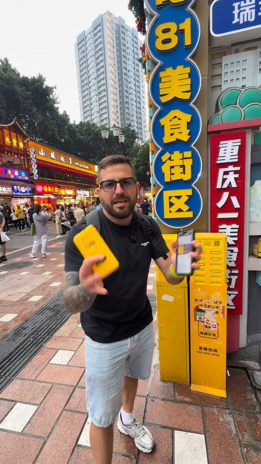 En China literalmente consigues un powerbank en cualquier esquina 🔋🇨🇳

Pero cuando digo en cualquier esquina… es EN CUALQUIER LADO 

Aquí todo funciona con el teléfono: pagar, pedir comida, abrir puertas, pedir taxi, moverte por la ciudad… TODO.

Por eso quedarse sin batería prácticamente no es una opción ⚡️📱

Y sinceramente… esto debería existir en más países

#china🇨🇳 #chinatown #china