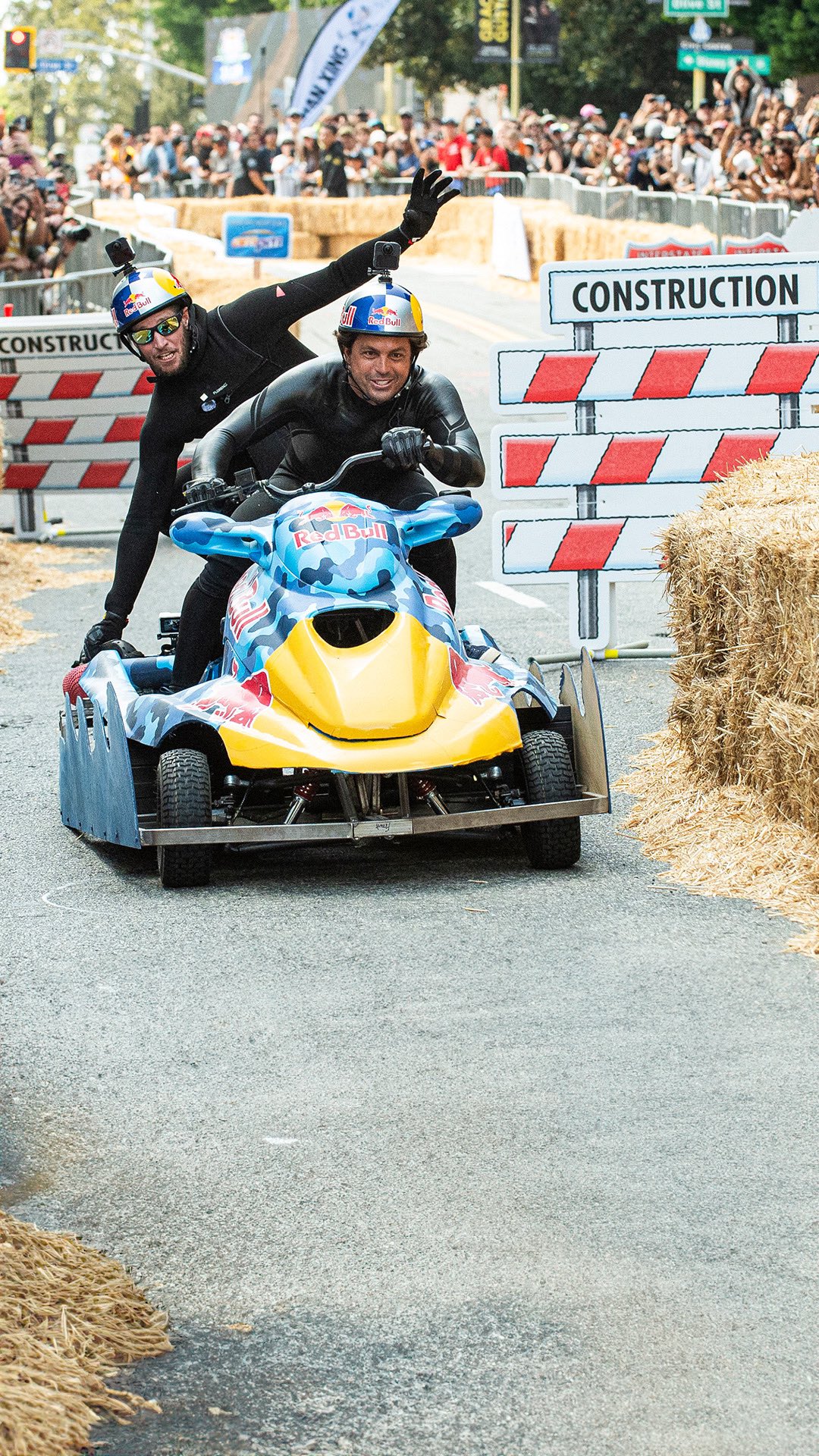 no waves, still found a way to surf 🤘

@kai_lenny 🤝 @nathan_florence 
📍: Red Bull Soapbox Race LA