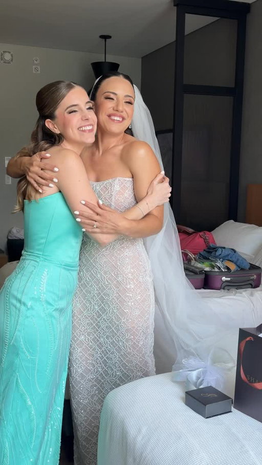 Estaba muy nerviosa por su reacción y esto pasó 🥹🤍 

Mi mejor amiga se casa y le quise regalar los aretes para el día de su boda. Ella quiso que se lo diera el mero día. Yo al principio no quise, sentí mucha responsabilidad. Le dije “Y si no te gustan? Y ella responde“me conoces mejor que nadie”. Acepté con mucho nervio y al final fue la mejor decisión y mandato que me pudo dar jaja