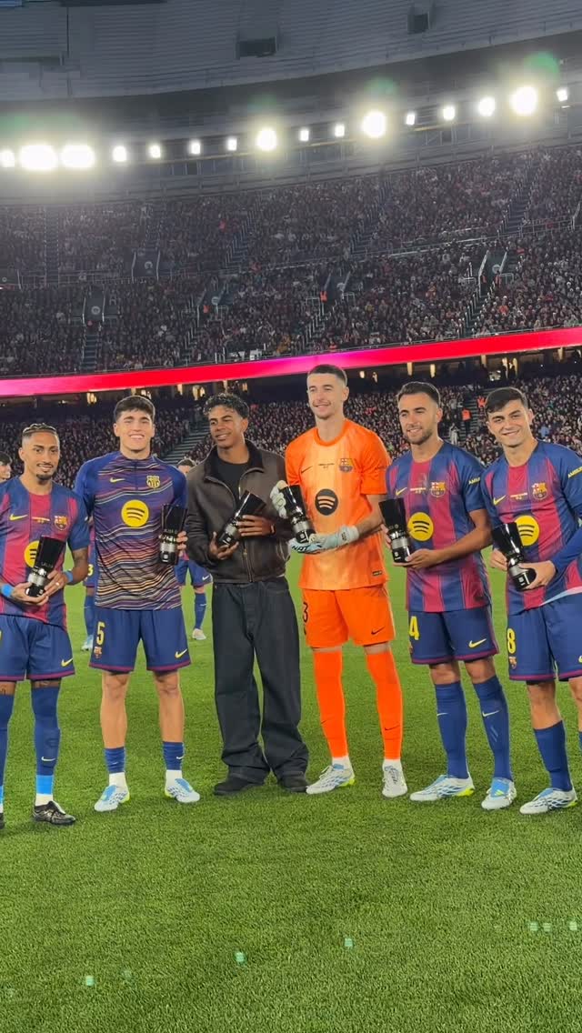 Joan Garcia, Eric, Cubarsí, Pedri, Raphinha i Lamine Yamal reben el premi del “𝐓𝐄𝐀𝐌 𝐎𝐅 𝐓𝐇𝐄 𝐒𝐄𝐀𝐒𝐎𝐍” de la Lliga! 🌟