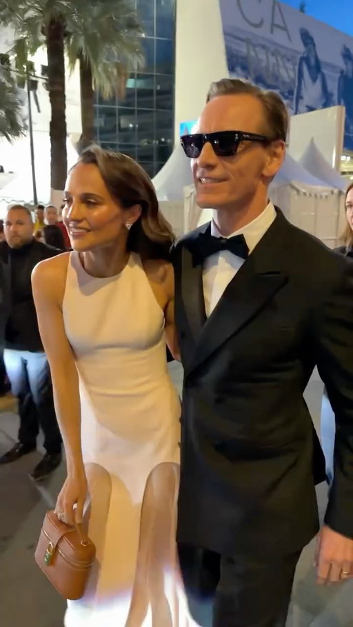 Alerte couple goal : Michael Fassbender & Alicia Vikander arrivent sur le tapis rouge pour la Montée des Marches de Hope 💛🫶
-
Couple goal alert: Michael Fassbender & Alicia Vikander are arriving on the red carpet for the Hope premiere 💛🫶
#Cannes2026