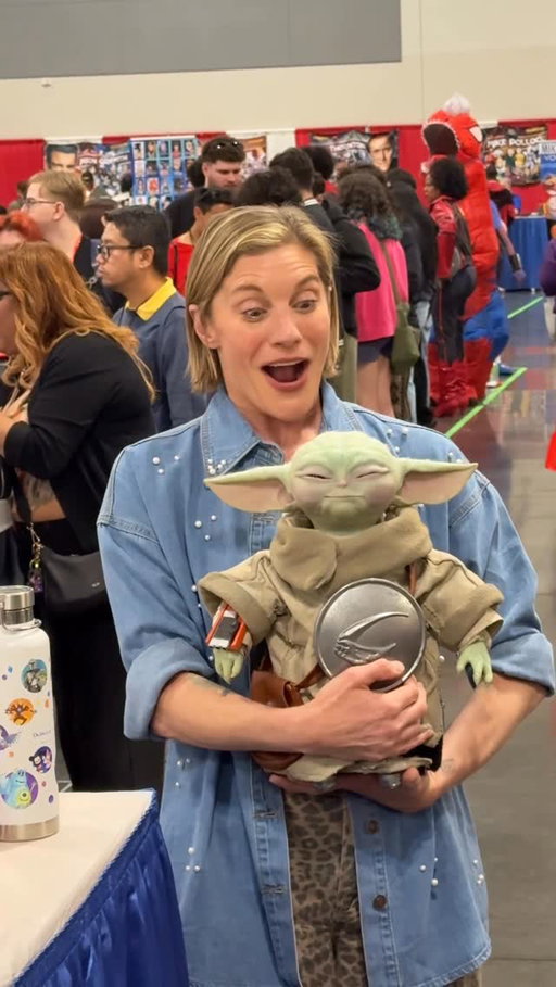 Starbuck (AKA Bo-Katan) herself stopped everything to interact with this adorable little Grogu during Comic Con Revolution and honestly? The Force was strong in this moment.

#KateeSackhoff #Grogu ‪#CCR2026#TheMandalorian StarWars