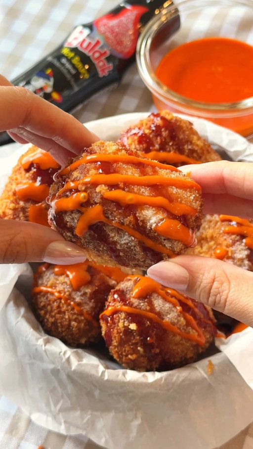 mini korean corn dog hack~ 🌭🧀

for this hack, use store bought crescent dough to make the easiest mini korean corn dogs at home ✨

you’ll need:

-chunks of mozzarella cheese
-mini sausages
-crescent dough
-2 eggs, beaten
-panko breadcrumbs
-frying oil

toppings:
-samyang buldak sauce
-mayo
-sugar
optional: make a buldak spicy mayo by mixing together mayo + samyang buldak original hot sauce 🌶️

directions: 
1.wrap a piece of crescent dough tightly around your mozzarella or sausage + cheese combo, making sure there are no openings so the cheese doesn’t leak out while frying.

2.coat in egg wash, then cover in panko breadcrumbs.

3.deep fry over medium low heat for a few minutes (about 6-7 mins) until golden brown and crispy. keep the heat lower so the crescent dough has enough time to fully cook while the cheese gets melty 🫶🏼

4.finish with buldak sauce, spicy buldak mayo, and a sprinkle of sugar for that classic korean corn dog combo ✨

#buldak #koreanfood #cheesy #asianfood #easyrecipe