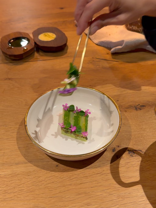 Chefs Table @lemanoirdelaregate ✨ 

- Green asparagus & Sorrel -
- Celeriac tatin & Lovage -
- Catfish & Cauliflower -
- Poultry & Kimchi -
- Buckwheat & Salted butter -
- Rhubarb & Shiso -
- Cereals & Dandelion -

As always Foodtastic Experience by @mathieuperou & host @annecharlotteperou 🙏🥂