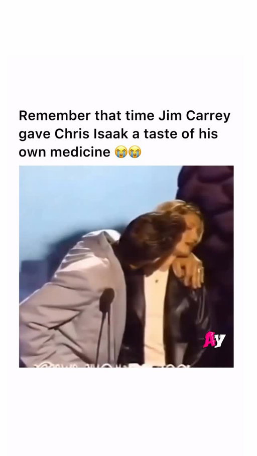 During the 1995 MTV Movie Awards, Cameron Diaz and Chris Isaak were presenting an award together when the segment suddenly took an unexpected turn. In the middle of their time on stage, Isaak leaned in and kissed Diaz, visibly surprising both her and the audience watching live.

The awkward tension only lasted a few seconds before Jim Carrey rushed in and hilariously flipped the moment by planting a dramatic “revenge” kiss on Isaak, instantly sending the crowd into laughter.

What started as a shocking live-TV moment quickly turned into one of the most chaotic and memorable moments from the entire awards show.