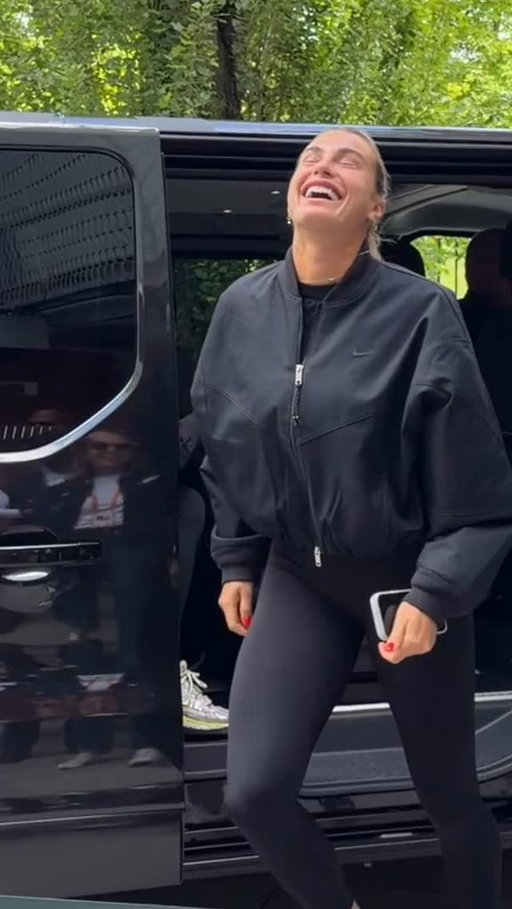 First arrival. First laugh. 
Welcome to Paris Aryna 👋

#RolandGarros