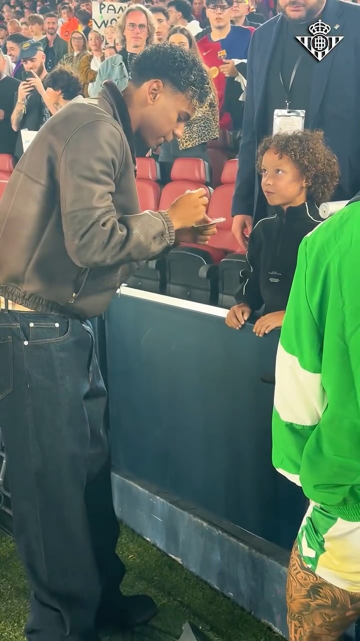 This is what football is all about.

Lamine Yamal made Antony's son dream come true 🥹