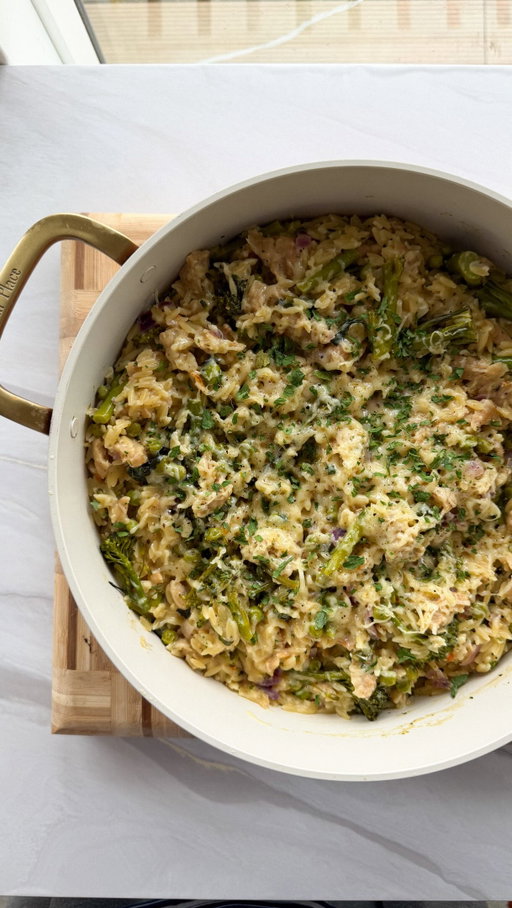 BABE ON A BUDGET: EXPRESS | MEAL 1 ⏱️⏱️🧚🏼‍♀️🧚🏼‍♀️🩷🩷

CREAMY SAUSAGE ONE POT ORZO

🍴 4 portions
⏰ 35 minutes 
Store cupboard essentials: Oil, Minced Garlic, Dried Parsley, Mixed Herbs, Salt & Pepper, Veggie Stock, Dijon Mustard

Ingredients:

1 x Red Onion
8 x Veggie Sausages
1tbsp Garlic
1tsp Dried Parsley 
1tsp Mixed Herbs
Salt & Pepper
100g Frozen Peas
120-150g Tenderstem Broccoli
250g Orzo
600-700ml Veggie Stock
100ml Double Cream
1tsp Dijon Mustard
50g Grated Cheese
Juice of 1 Lemon

To Make… 

🫛 Finely dice red onion & fry off in some olive oil. 

🫛 Once soft, de-skin the veggie sausages & add into the same pan. Break into pieces with the back of a spoon and brown off. 

🫛 When the onions are soft and the sausages have browned, add minced garlic and cook for a further minute. 

🫛 Add frozen peas & sliced up tenderstem broccoli to the mix before adding dried orzo.

🫛 Cover with veggie stock - leaving around 100ml behind.

🫛 Bring to a simmer and cover for 15-20 minutes, giving everything a good stir every few minutes. 

🫛 Once the orzo has cooked, season with mixed herbs, dried parsley and salt & pepper. Add dijon mustard and cream and give everything a good mix. 

🫛 Add the lemon juice and stir through half of the grated cheese before topping with the rest. 

🫛 Serve with dried parsley & enjoy !! XX

🫙Store in the fridge in an airtight container and reheat until piping hot. 
🫙If freezing, store as separate portions. Thaw overnight & then gently reheat on the hob or in the microwave. Stir frequently, adding a little veggie stock or cream to loosen up the sauce. Serve with a squeeze of fresh lemon once piping hot! 

#BabeOnABudget #BabeOnABudgetExpress