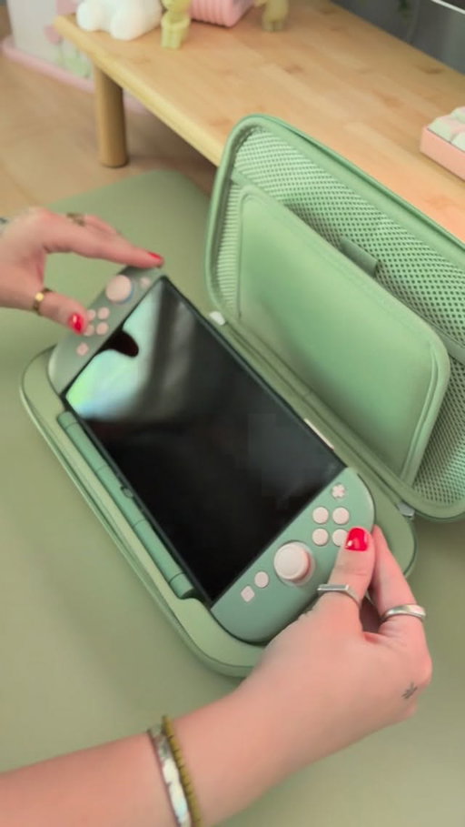 happy monday! 💗

this came with me on my recent trip and honestly i don’t know how i traveled without it before! 😮‍💨

the new charging case pro from @belkin keeps my console protected, charged, and ready wherever i end up gaming. hotel rooms, airport downtime, my desk… all of the above. 😌

the built-in charging + stand feature? such a killer addition.

it’s available in charcoal, pistachio, and sand. 💗 thank you belkin for sending this over! i have it linked if you want to check it out. 🌿

#Belkin #BelkinPartner