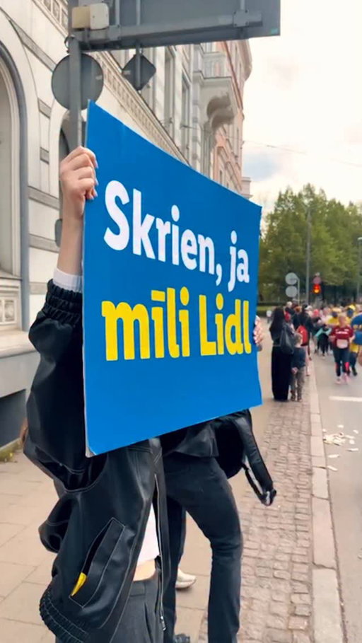 Skrien, ja mīli Lidl! 💙🏃 Mūsu dzimšanas dienas komanda ir pieveikusi 6 km maratona distanci, svinīgi ieskrienot Lidl 6. gadā! 🥳 Liels paldies ikvienam trases malā par smaidiem, ovācijām un dziedāšanu līdzi - tas bija labākais novērtējums! 💙