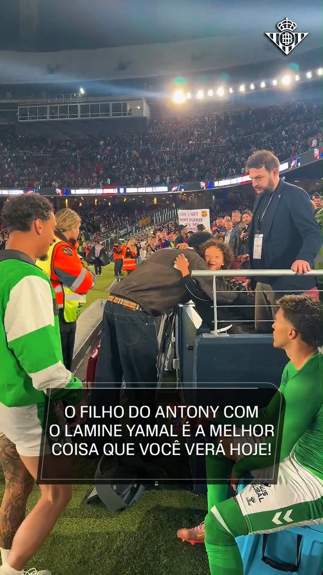 MOMENTO FOFURA! Essa foi a reação do filho do Antony ao ver o Lamine Yamal e receber um autógrafo do craque do Barcelona 🥰🥰🥰

ASSISTA à LALIGA pela ESPN no Plano Premium do #DisneyPlus!

🎥@realbetisbalompie 

#LALIGAnaESPN #Antony #Barcelona #Yamal