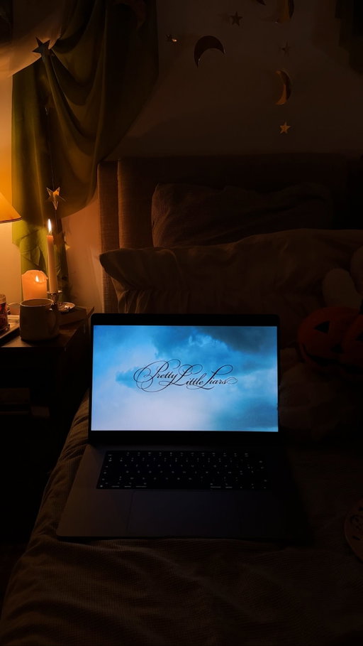 I wish we could go back to a nostalgic fall in the 2000s 🍁 you know when life felt softer and cozier. The crunchy orange leaves and the crisp air when you were a teenager were actually unbeatable. And do I have to mention Halloween 🎃

2000s fall is always giving me major PLL vibes. There are some days where I wish I could teleport myself to Rosewood, resolves mysteries about A with my girls while eating a piece of pumpkin pie 🥧 

Let’s say you could spend an autumn day in an fictional town from your favorite show… where would you go?
1. Rosewood
2. Stars Hollow
3. Mystic Falls
4. Halloweentown

🤎🤎🤎
.
.
.
.
#prettylittleliars #fallaesthetic #2000svibes #fallseason🍁 #cozyfall