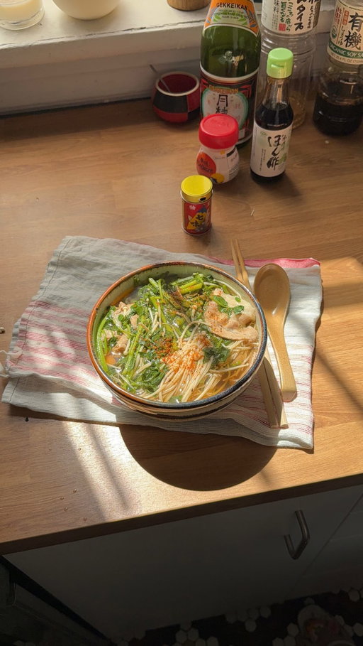 my lunchtime soba slop recipe for 1🌟~ ideal for a fridge clean out & filling your bowl with veggies 

Soup base: 
3 cups water 
.5 tsp dashi powder
1 tbsp soy 
1.5 mirin 
1 tbsp sake 
finish with a drizzle of ponzu 
1/4 of lemon (optional)
togarashi