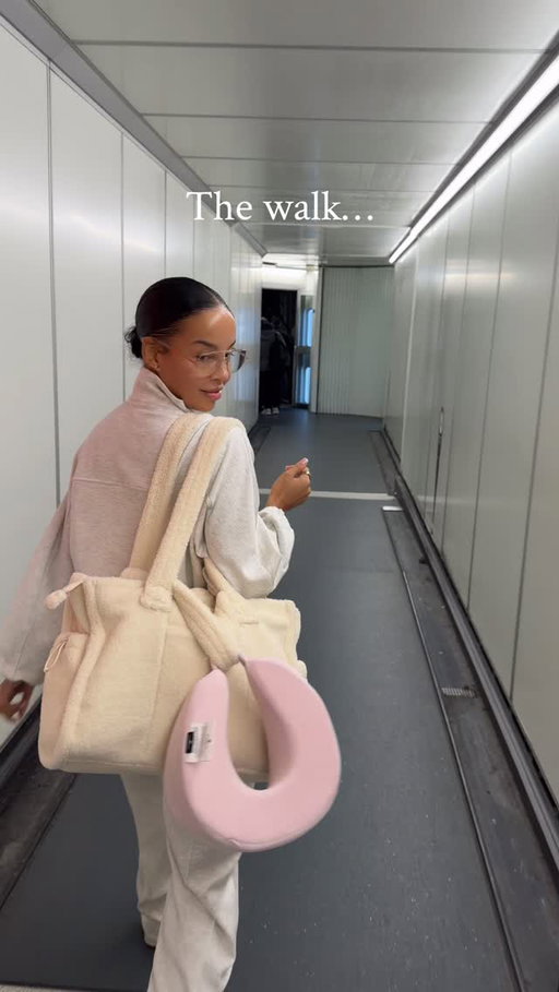 The best feeling, who’s with me?! ✈️🙋🏽‍♀️

Tracksuit: @r.e.n.a.r.a 
Bag: @oneractive
