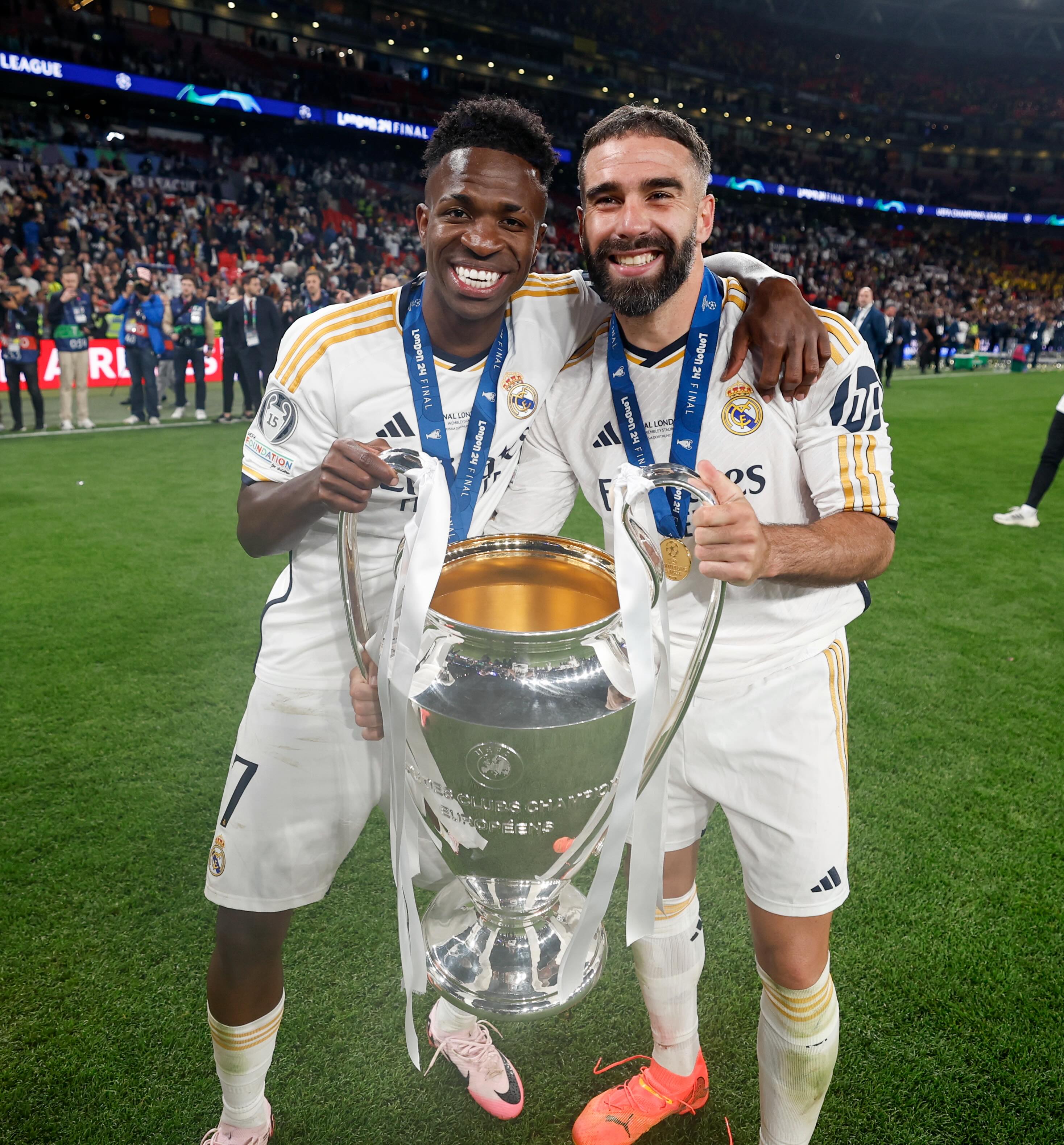 Leyenda y el mejor lateral derecho de la historia.

El capitán que nos ha enseñado el camino de la victoria y sentir lo que significa ser madridista.

Han sido muchos años compartiendo vestuario, luchas, títulos y momentos que jamás voy a olvidar.

Juntos conquistamos Champions, Ligas, Mundiales y noches históricas con esta camiseta que tanto amamos.

Gracias por todo. Fue un honor aprender y compartir tantos momentos contigo, hermano.

Tu nombre ya es eterno en la historia del Real Madrid. 🤍