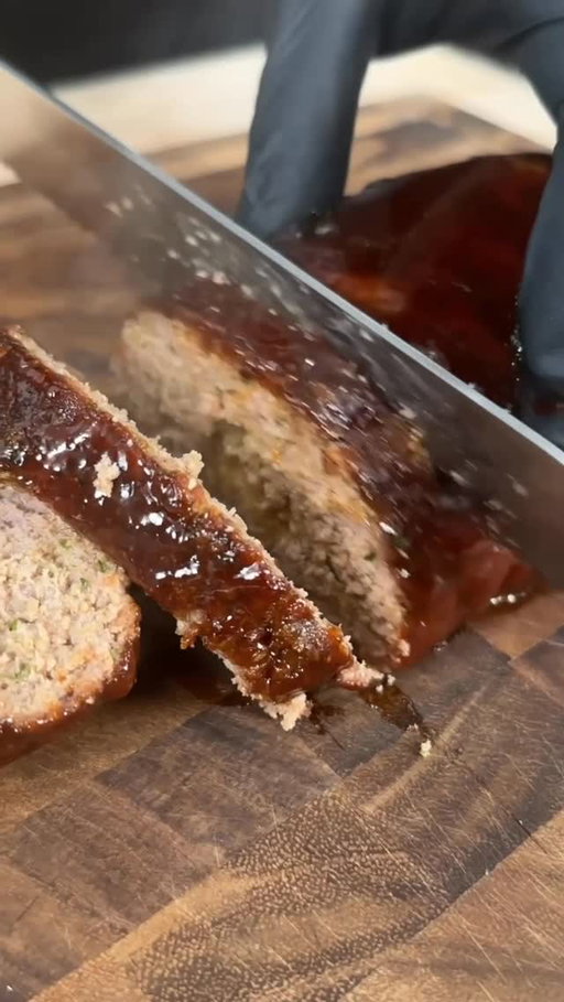Happy Monday! Start the week off right with the best Meatloaf Recipe on the Internet! Moist, tender, flavorful… with the perfect crust for texture! This is a new school spin to elevate a classic dinner…

Comment “MEATLOAF” and I’ll send you the full recipe 

Seasonings used: 
Make it happen AP (all purpose)
Buttery garlic pepper 
BBQ Seasoning
Smoked paprika 
Italian seasoning

Let me know if you want me to post the garlic and herb mashed potatoes recipe to pair with this meatloaf next.. 👀🤞

#mrmakeithappen #recipes #meatloaf #dinneridea