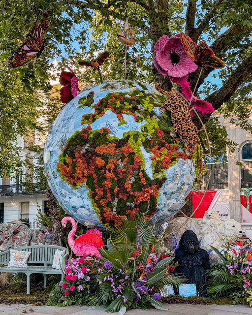 Chelsea in Bloom is back and this year’s theme is literally out of this world 🌍

Every May, Chelsea transforms into a floral paradise alongside the RHS Chelsea Flower Show, and this year is extra special. From giant floral planets and glowing constellations to dreamy moon inspired installations and mythical creatures made entirely from flowers, the whole neighbourhood is magical.

Over 100 floral displays are spread across Sloane Square, King’s Road, Pavilion Road and Duke of York Square, all inspired by space, stars and the universe. There are plenty of photo worthy moments, including a floating UFO installation, zodiac inspired displays, and a stunning floral globe celebrating Sir David Attenborough’s 100th birthday.

The best part? It’s completely free to visit, making Chelsea in Bloom the perfect reason to spend a day wandering, exploring, and soaking up the floral magic 🌸
…
#chelseainbloom #rhs #visitlondon #thingstodoinlondon #mysecretlondon
