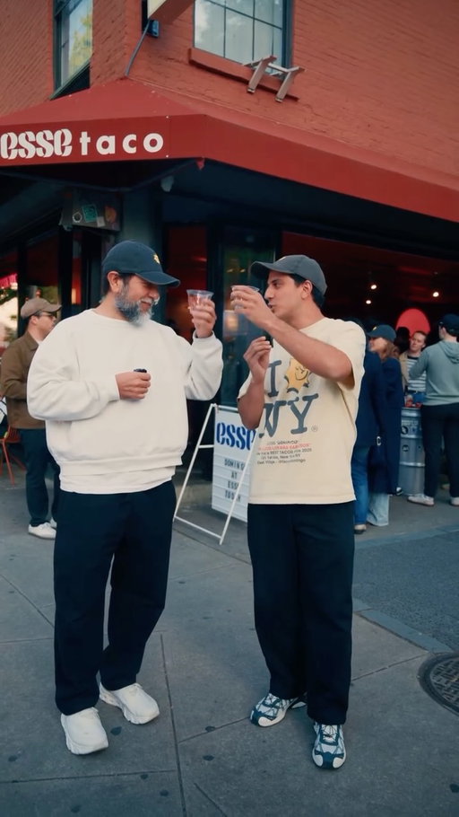HACE UNA SEMANA CON NUESTROS PRIMOS @essetaco EN NUEVA YORK.. 

SERVIMOS NUESTROS CLÁSICOS, RECORRIMOS NUEVA YORK JUNTO CON @salomonmex Y LA PASAMOS INCREÍBLE CON @manojomezcal Y @sieteleguastequila AHORA SI QUE SE VIENEN COSTILLAS PRIMOS…