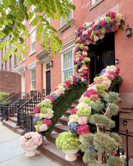 Hydrangea Stoop on Manhattan’s Upper East Side NYC

Filmed on May 18, 2026

Tag someone who would love this stoop decor. 

@stoopandthecity @khemric 

📍East 78th St between 2nd and 3rd Avenues, Upper East Side, Manhattan, New York City 

#hydrangea #fauxflowers #stoop #uppereastside #newyork