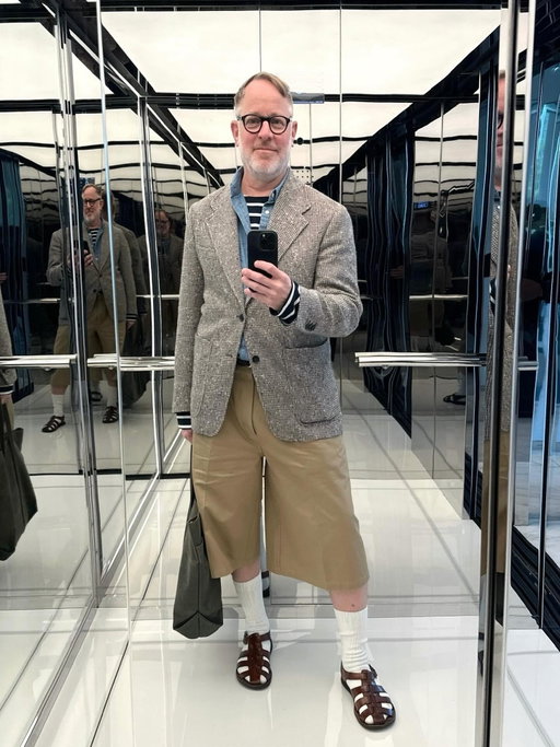 Infinity elevator selfie. Showroom-ing in Milan for men’s pre-spring market and this elevator at Versace was giving Kusama. Happy to finally be breaking out some spring fashion!