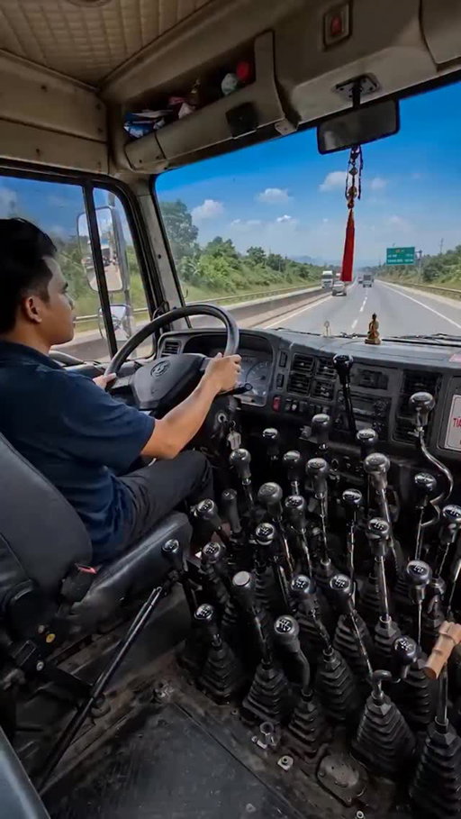This is how young kids today see a manual transmission 😂

Thx - linh.sep7

#trucks #gearshifters #cars