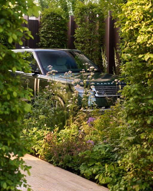 Rooted in British craftsmanship, Range Rover presents ‘The Cloister’. A calm sanctuary at @the_rhs Chelsea Flower Show 2026.​
​
Developed with award-winning garden designer @alexandra.noble, balancing architectural precision with flower-rich planting to introduce Range Rover Electric.​
​
​——

Vehicle shown is a prototype and not available for sale. Final production model may differ.
