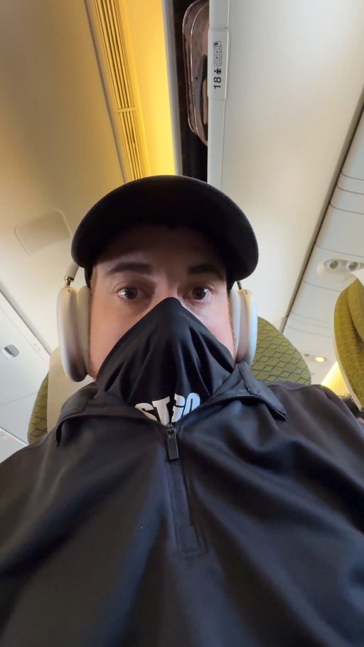The worst part? Both the smelly foot guy and the head scalp flicker were 10+ hour flights 😳