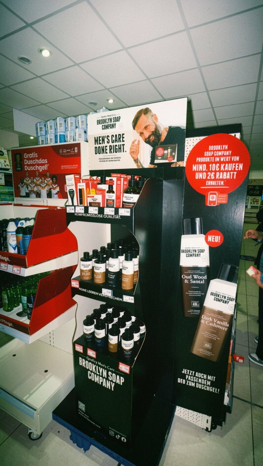 Wer Phil zuhört, kann schon bald was gewinnen! 🤩

Gemeinsam mit @mein_rossmann hauen wir 3 x 500€ Gutscheine raus. Gewinnen ist super easy:

▪️ Folge @brooklynsoapco & @mein_rossmann
▪️ Like diesen Beitrag
▪️ Finde unseren Aufsteller im Store
▪️ Mach ein Foto davon
▪️ Poste es auf Instagram & markiere uns beide (Profil öffentlich)

Jeder Beitrag landet im Lostopf. Gewinner werden per Zufall gezogen 🎲 und am 26.05. per DM benachrichtigt. Teilnahme ab 18 Jahre. 

LET´S GO! 🖤

#brooklynsoap #zerobullshit #gewinnspiel #rossmann #foryou