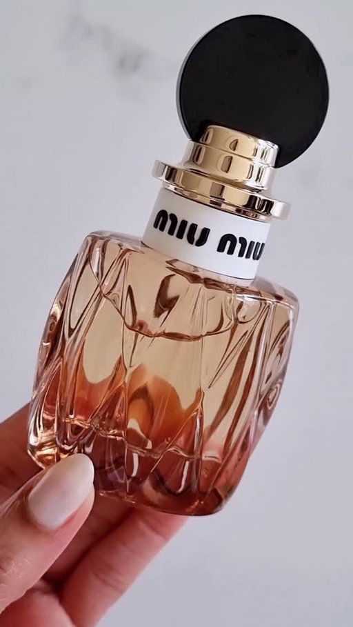 sweet strawberry, soft vanilla, and that creamy gardenia dry down… miu miu miutine has been smelling unreal lately 🍓 one of those fragrances that feels playful, feminine, and expensive all at once.
_______
#miumiu #miumiuperfume #vanillaperfume #perfumeaesthetic #fragrancelover