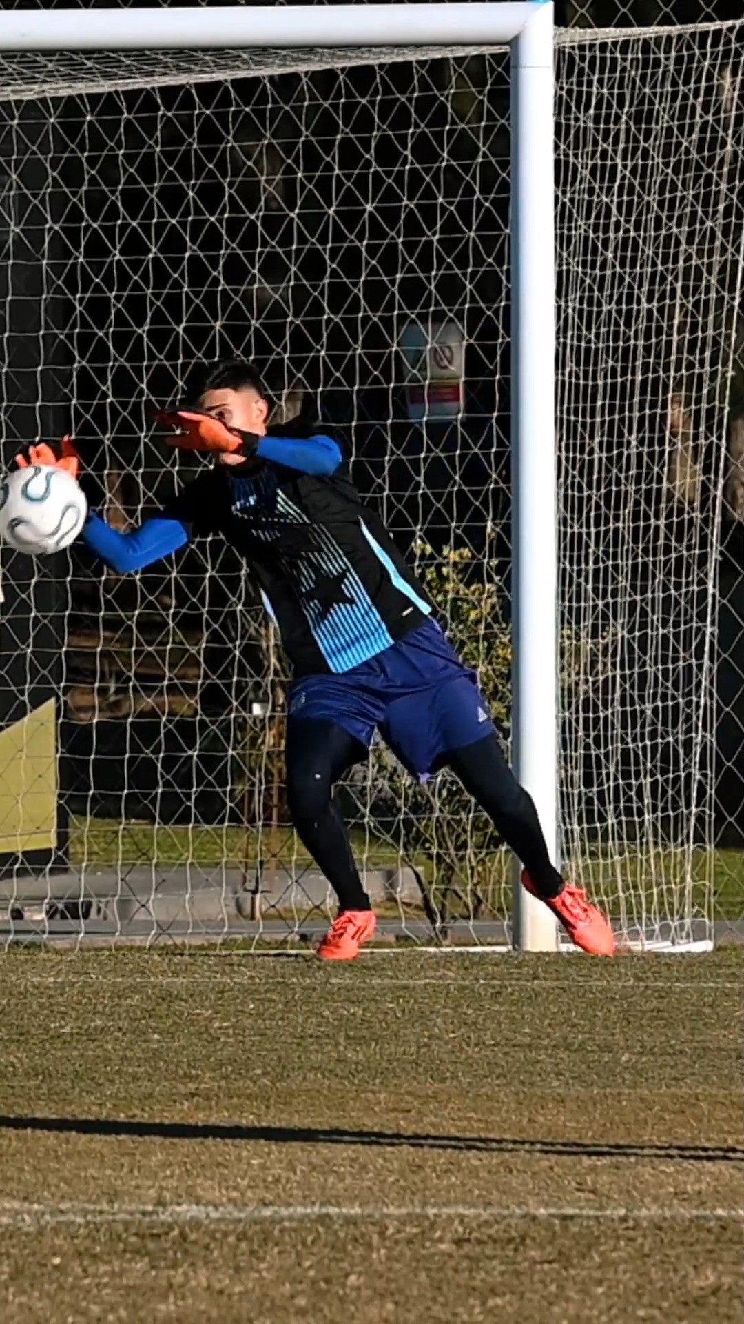 #Sub16 Entrenamiento vespertino para seguir afianzando el equipo 💪🇦🇷

🚀 Se viene la Dream Cup en Japón 🎌

⚽ Mañana, ensayo formal ante juveniles de San Lorenzo