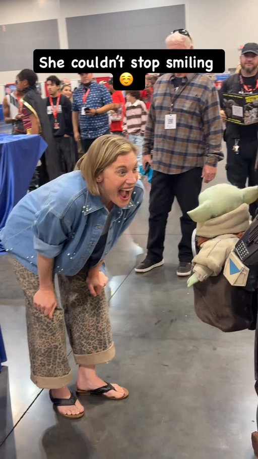 We captured the exact moment Katee Sackhoff first spotted Grogu at Comic Con Revolution… and her reaction was everything. 💚

Star Wars fans are going to love this one.

#StarWars #Grogu #KateeSackhoff #TheMandalorian ‪#CCR2026