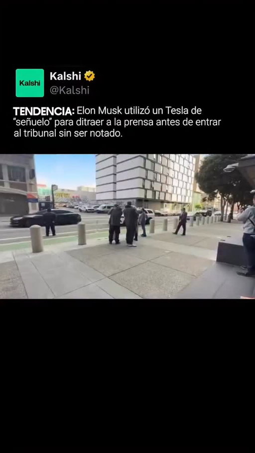 Los fotógrafos que esperaban fuera de un tribunal de San Francisco dicen que un Tesla rodeado de seguridad actuó como señuelo mientras Elon Musk llegaba discretamente en un vehículo diferente y entraba apresuradamente.

El multimillonario estaba allí para testificar en una demanda de antiguos accionistas de Twitter por reclamaciones vinculadas a su compra de la plataforma en 2022.

#kalshi #kalshiespañol