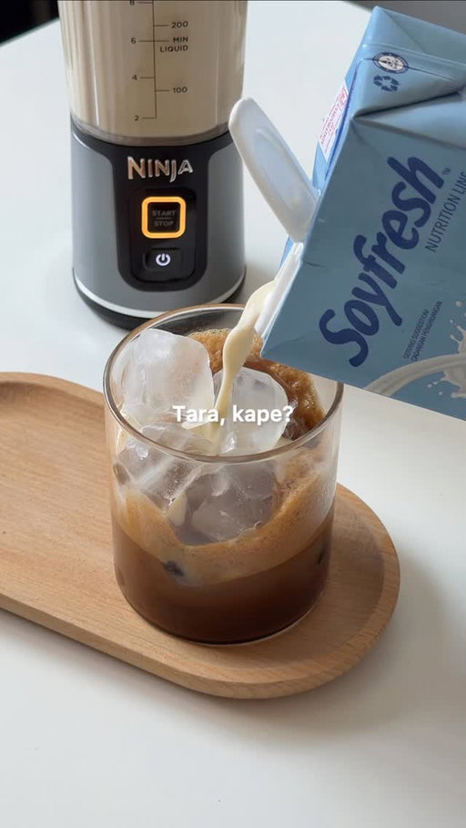 making iced coffee at home for my favorite person☕️🤎 
#homecafe #icedcoffee #coffeeathome #rosehomecafe