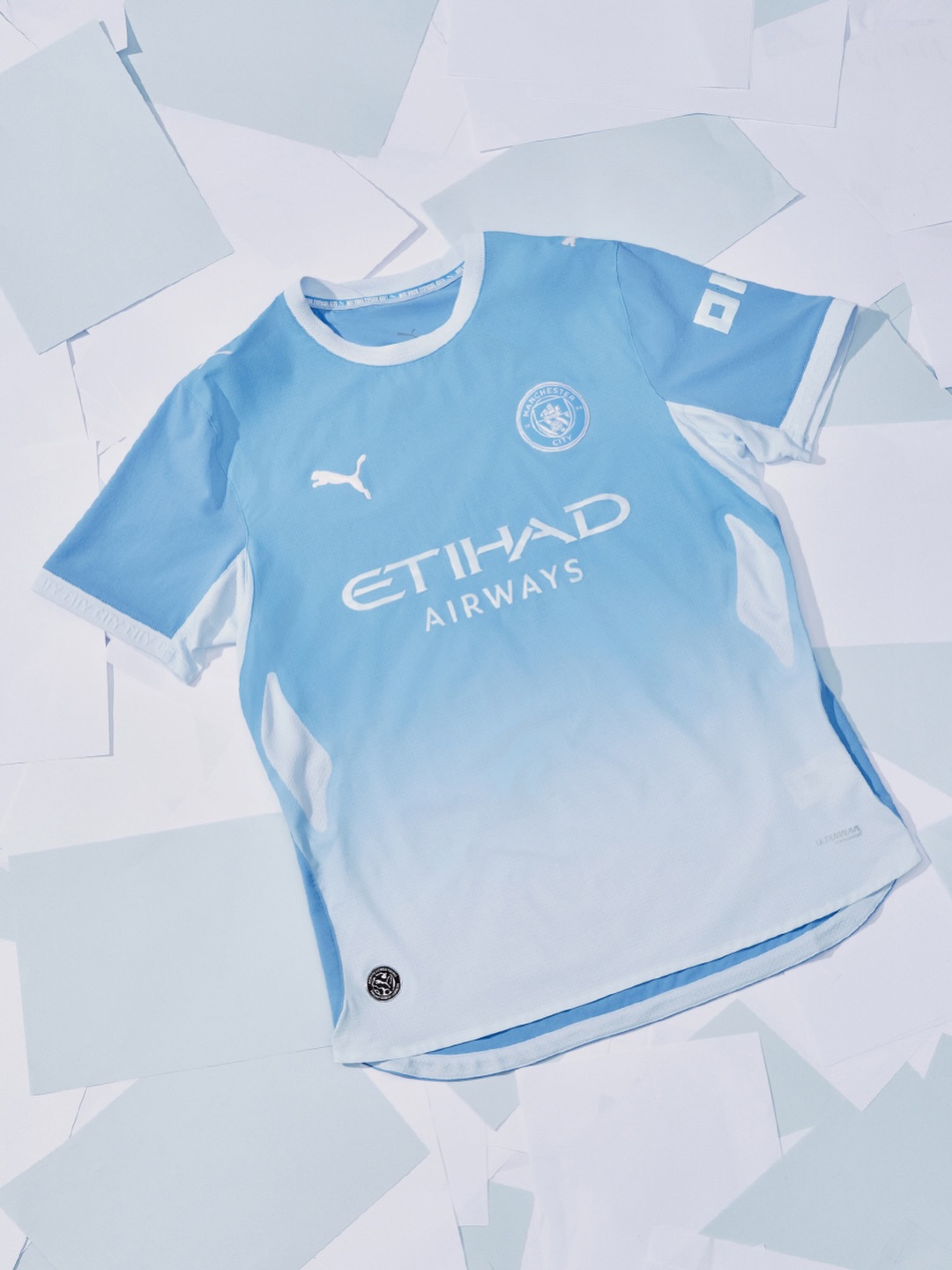 🚨 𝑺𝑯𝑰𝑹𝑻 𝑨𝑳𝑬𝑹𝑻: The new Manchester City home shirt 👕 

Running through a full gradient of sky blue and finished with a metallic monochrome crest.

What do you think? 🤔