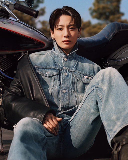 Limited-edition denim designed by Jung Kook.

The perfect baggy jean and trucker. Exclusive washes and custom hardware details on display.
​
Jung Kook for Calvin Klein is available now.
